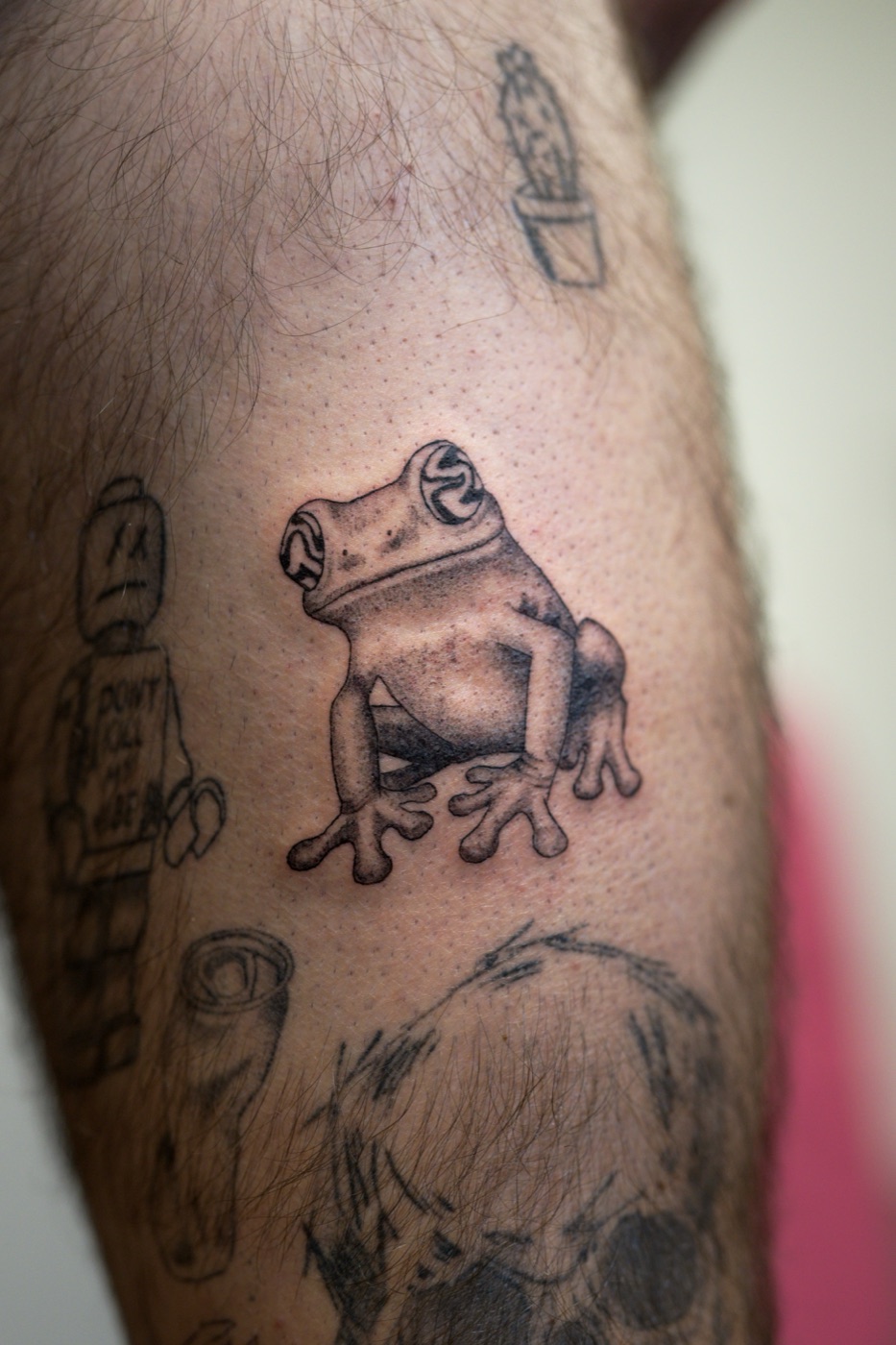 Tatouage black and grey d'une grenouille, cuisse