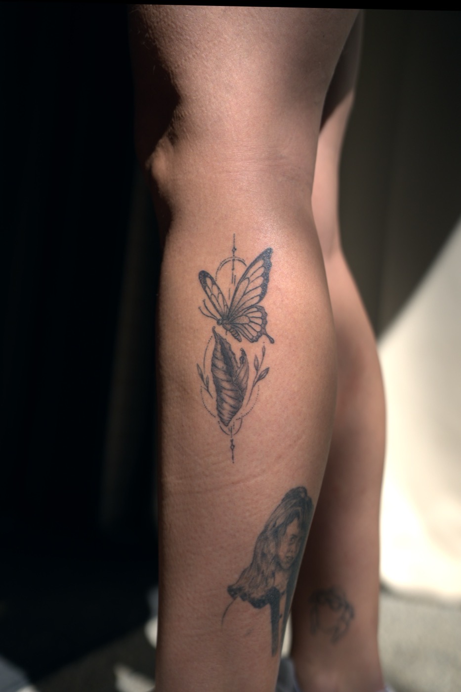 Tatouage black and grey d'un papillon, avant-bras